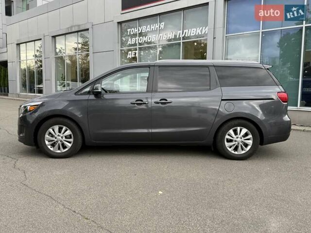 Серый Киа Седона, объемом двигателя 3.34 л и пробегом 125 тыс. км за 14800 $, фото 3 на Automoto.ua