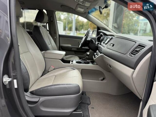 Серый Киа Седона, объемом двигателя 3.34 л и пробегом 125 тыс. км за 14800 $, фото 12 на Automoto.ua