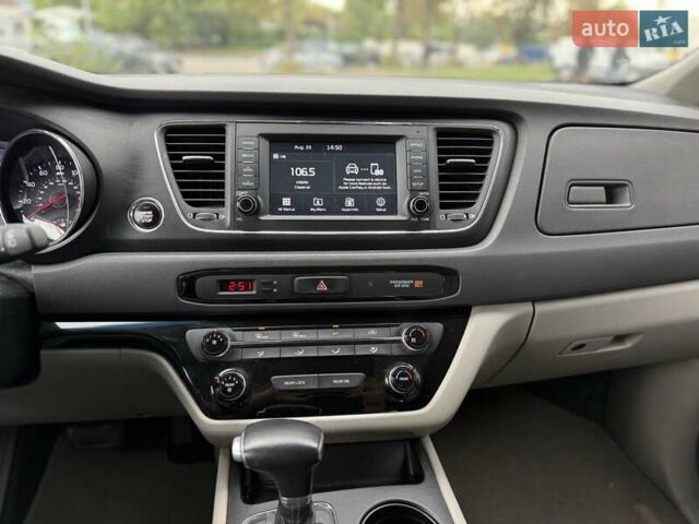 Серый Киа Седона, объемом двигателя 3.34 л и пробегом 125 тыс. км за 14800 $, фото 21 на Automoto.ua