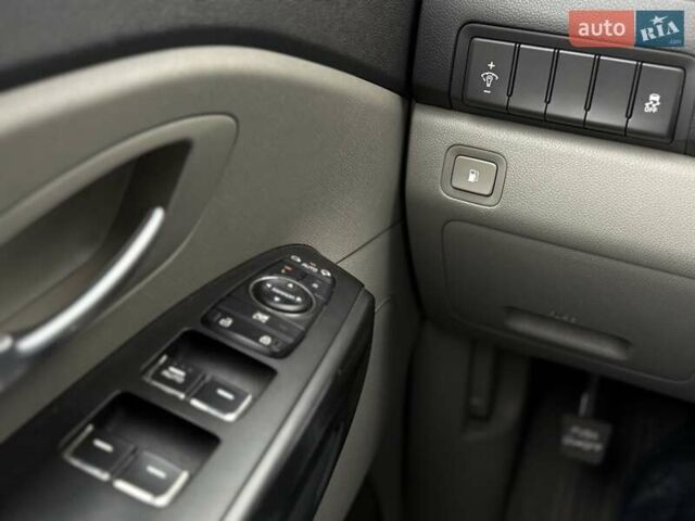 Серый Киа Седона, объемом двигателя 3.34 л и пробегом 125 тыс. км за 14800 $, фото 25 на Automoto.ua