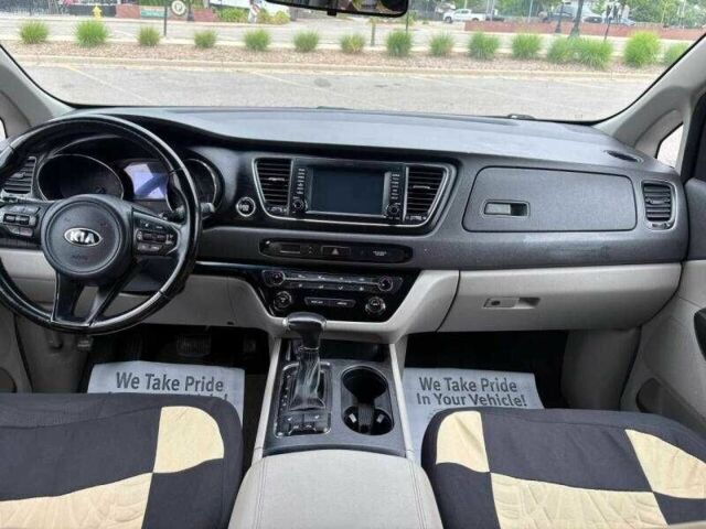 Серый Киа Седона, объемом двигателя 3.3 л и пробегом 34 тыс. км за 2100 $, фото 5 на Automoto.ua