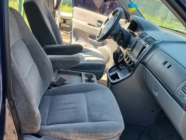 Синий Киа Седона, объемом двигателя 3.5 л и пробегом 300 тыс. км за 3700 $, фото 2 на Automoto.ua