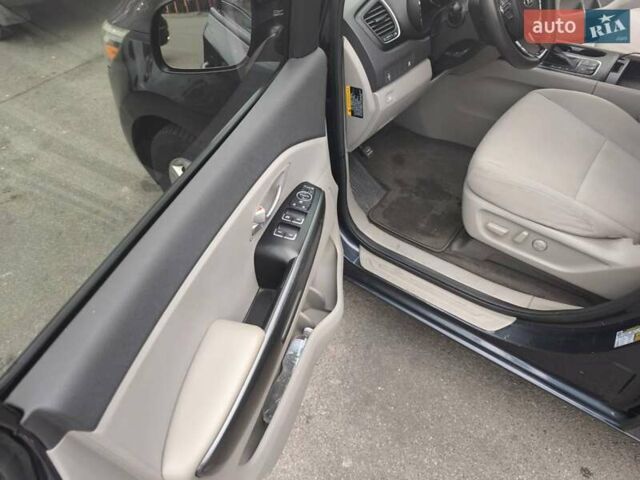 Синій Кіа Седона, об'ємом двигуна 3.34 л та пробігом 230 тис. км за 14000 $, фото 5 на Automoto.ua