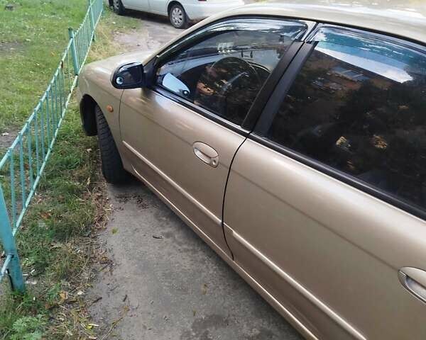 Бежевый Киа Сефия, объемом двигателя 1.6 л и пробегом 270 тыс. км за 2500 $, фото 1 на Automoto.ua