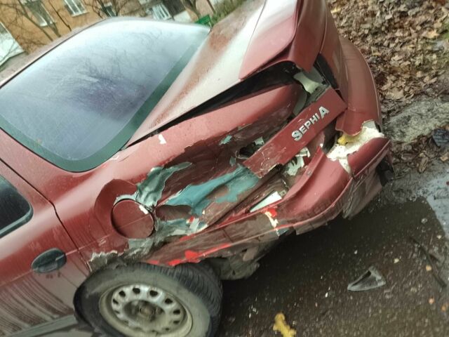 Красный Киа Сефия, объемом двигателя 1.6 л и пробегом 195 тыс. км за 474 $, фото 6 на Automoto.ua