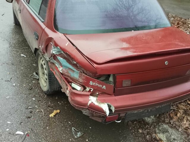 Красный Киа Сефия, объемом двигателя 1.6 л и пробегом 195 тыс. км за 474 $, фото 2 на Automoto.ua