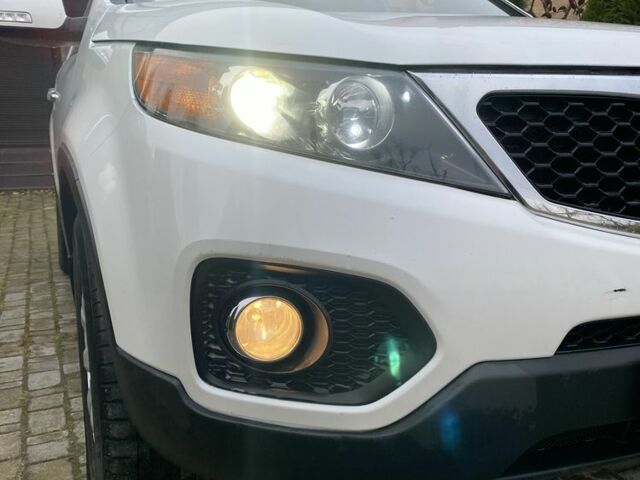 Белый Киа Соренто, объемом двигателя 2.2 л и пробегом 212 тыс. км за 13000 $, фото 2 на Automoto.ua