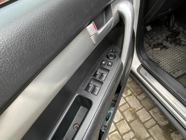 Белый Киа Соренто, объемом двигателя 2.2 л и пробегом 212 тыс. км за 13000 $, фото 8 на Automoto.ua