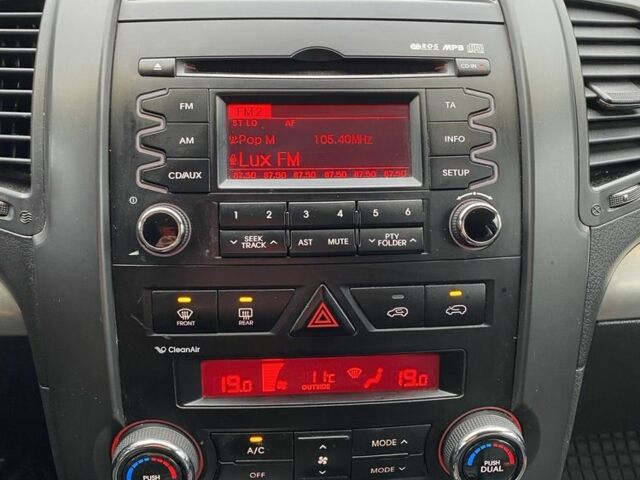 Белый Киа Соренто, объемом двигателя 2.2 л и пробегом 212 тыс. км за 13000 $, фото 14 на Automoto.ua