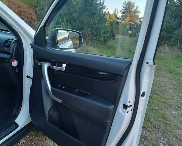 Белый Киа Соренто, объемом двигателя 2.2 л и пробегом 258 тыс. км за 10500 $, фото 13 на Automoto.ua