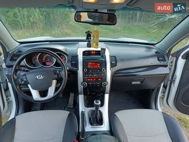 Белый Киа Соренто, объемом двигателя 2.2 л и пробегом 258 тыс. км за 10500 $, фото 4 на Automoto.ua