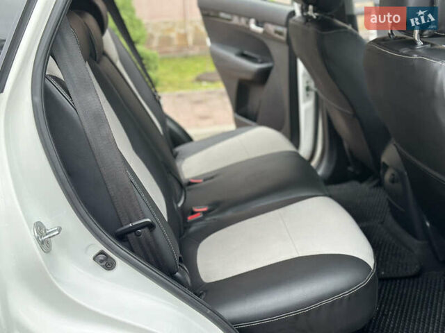 Белый Киа Соренто, объемом двигателя 2.2 л и пробегом 260 тыс. км за 9650 $, фото 39 на Automoto.ua