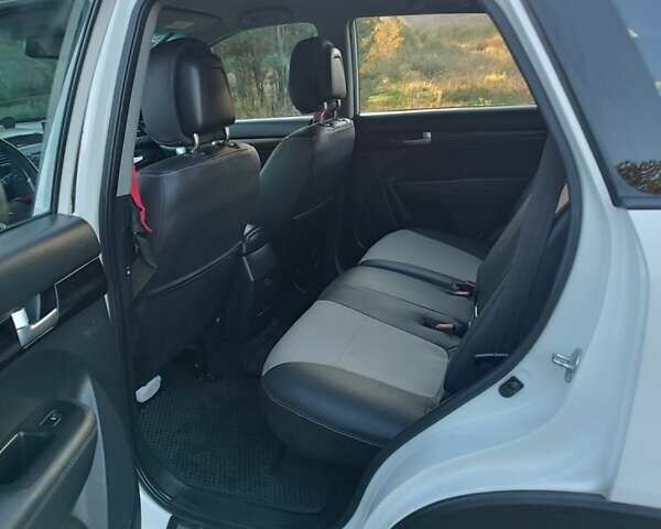 Белый Киа Соренто, объемом двигателя 2.2 л и пробегом 258 тыс. км за 10500 $, фото 3 на Automoto.ua