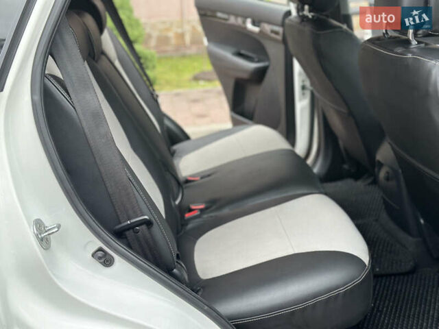 Белый Киа Соренто, объемом двигателя 2.2 л и пробегом 260 тыс. км за 9850 $, фото 40 на Automoto.ua