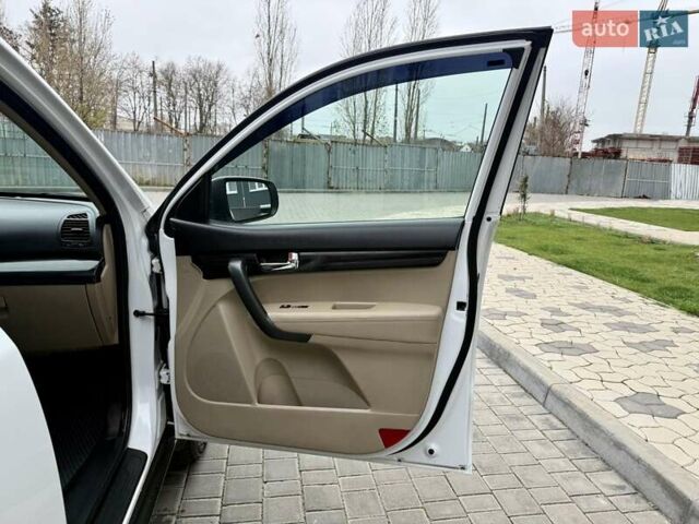 Белый Киа Соренто, объемом двигателя 2.4 л и пробегом 331 тыс. км за 9999 $, фото 40 на Automoto.ua