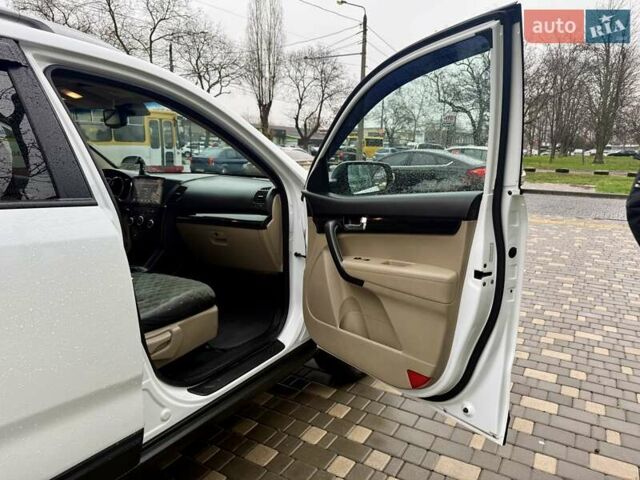 Білий Кіа Соренто, об'ємом двигуна 2.4 л та пробігом 327 тис. км за 9999 $, фото 36 на Automoto.ua