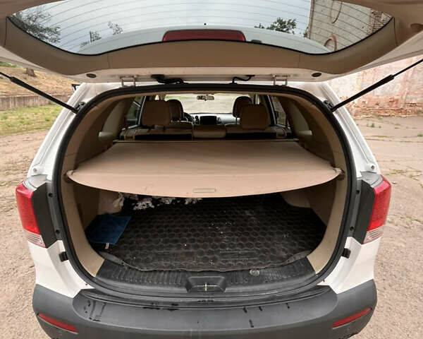 Белый Киа Соренто, объемом двигателя 2.4 л и пробегом 230 тыс. км за 11500 $, фото 16 на Automoto.ua