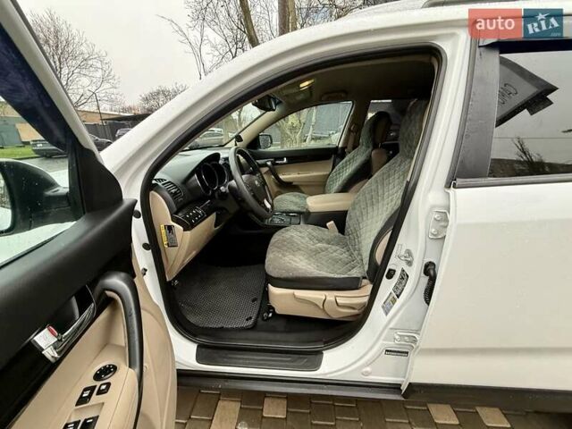 Білий Кіа Соренто, об'ємом двигуна 2.4 л та пробігом 327 тис. км за 9999 $, фото 31 на Automoto.ua