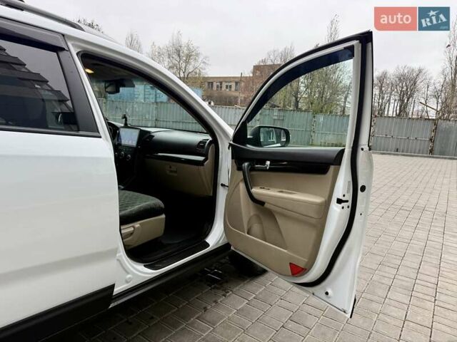 Белый Киа Соренто, объемом двигателя 2.4 л и пробегом 331 тыс. км за 9999 $, фото 41 на Automoto.ua