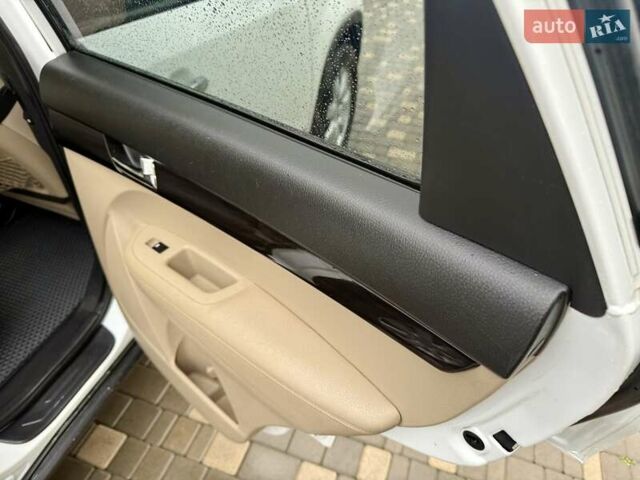 Білий Кіа Соренто, об'ємом двигуна 2.4 л та пробігом 327 тис. км за 9999 $, фото 58 на Automoto.ua