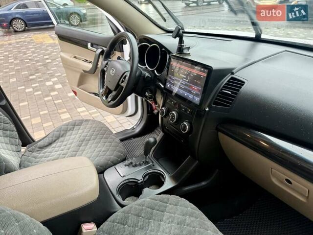 Білий Кіа Соренто, об'ємом двигуна 2.4 л та пробігом 327 тис. км за 9999 $, фото 41 на Automoto.ua