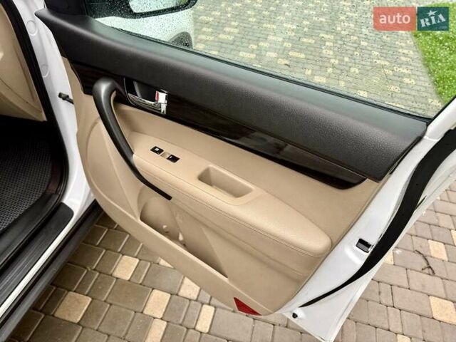 Білий Кіа Соренто, об'ємом двигуна 2.4 л та пробігом 327 тис. км за 9999 $, фото 40 на Automoto.ua