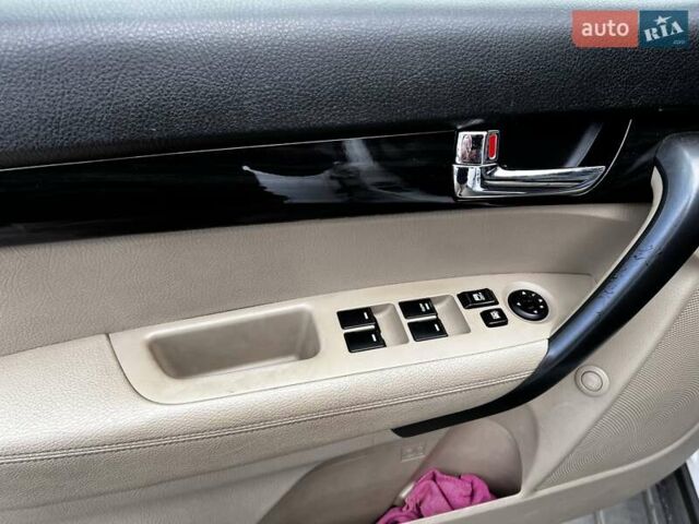 Белый Киа Соренто, объемом двигателя 2.4 л и пробегом 300 тыс. км за 10300 $, фото 10 на Automoto.ua