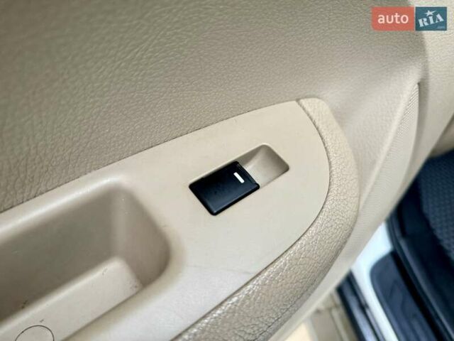 Білий Кіа Соренто, об'ємом двигуна 2.4 л та пробігом 327 тис. км за 9999 $, фото 51 на Automoto.ua