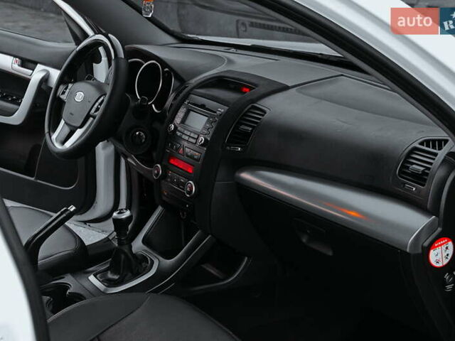 Белый Киа Соренто, объемом двигателя 2.2 л и пробегом 135 тыс. км за 12250 $, фото 9 на Automoto.ua