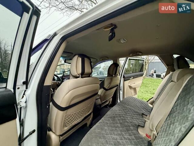 Білий Кіа Соренто, об'ємом двигуна 2.4 л та пробігом 327 тис. км за 9999 $, фото 54 на Automoto.ua