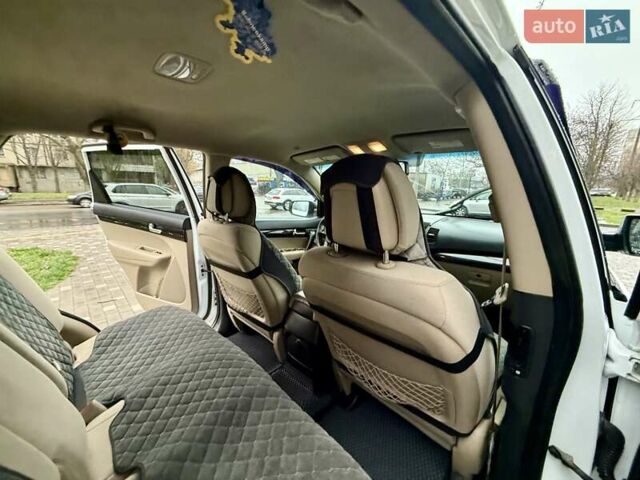 Білий Кіа Соренто, об'ємом двигуна 2.4 л та пробігом 327 тис. км за 9999 $, фото 60 на Automoto.ua