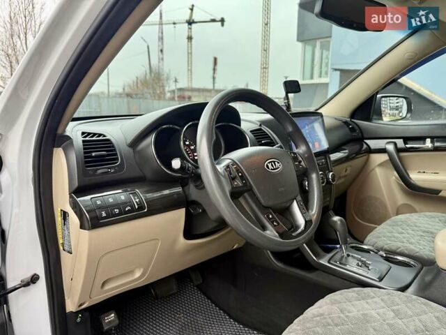 Белый Киа Соренто, объемом двигателя 2.4 л и пробегом 331 тыс. км за 9999 $, фото 35 на Automoto.ua