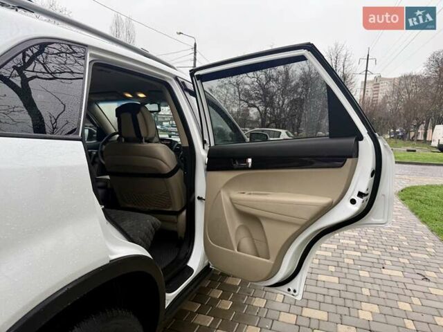 Білий Кіа Соренто, об'ємом двигуна 2.4 л та пробігом 327 тис. км за 9999 $, фото 53 на Automoto.ua