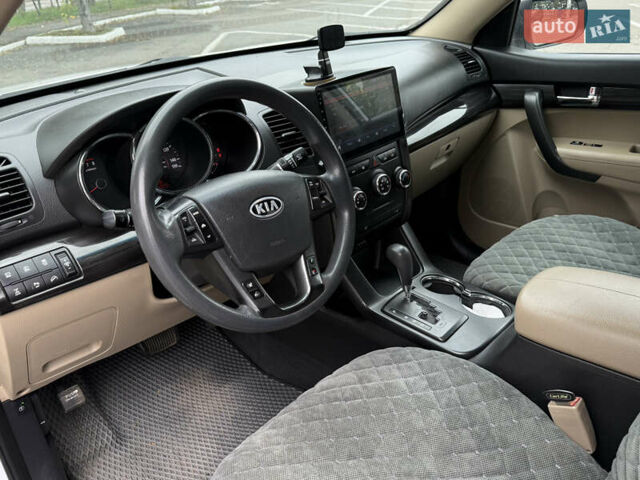 Белый Киа Соренто, объемом двигателя 2.36 л и пробегом 180 тыс. км за 9999 $, фото 12 на Automoto.ua