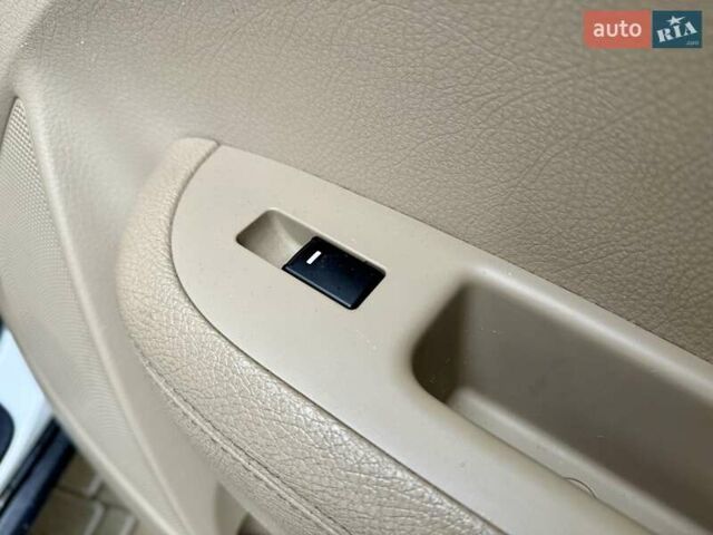 Білий Кіа Соренто, об'ємом двигуна 2.4 л та пробігом 327 тис. км за 9999 $, фото 57 на Automoto.ua