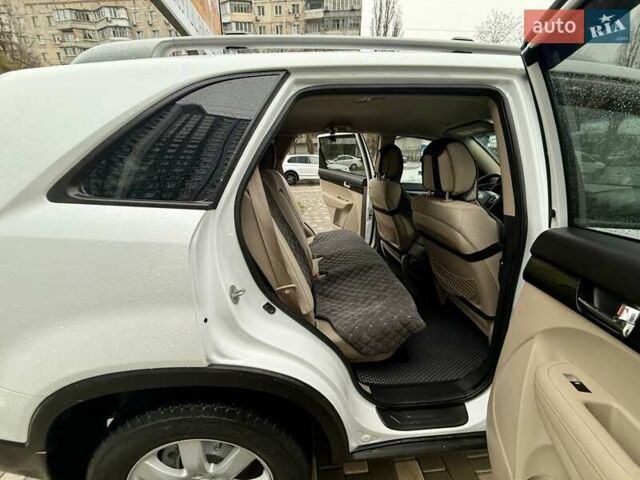 Білий Кіа Соренто, об'ємом двигуна 2.4 л та пробігом 327 тис. км за 9999 $, фото 56 на Automoto.ua