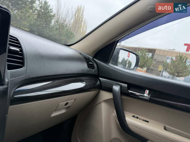 Белый Киа Соренто, объемом двигателя 2.36 л и пробегом 180 тыс. км за 9999 $, фото 20 на Automoto.ua