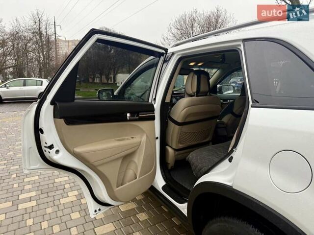 Білий Кіа Соренто, об'ємом двигуна 2.4 л та пробігом 327 тис. км за 9999 $, фото 49 на Automoto.ua