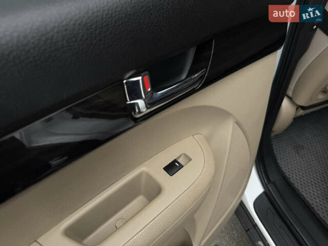 Белый Киа Соренто, объемом двигателя 2.36 л и пробегом 180 тыс. км за 9999 $, фото 24 на Automoto.ua