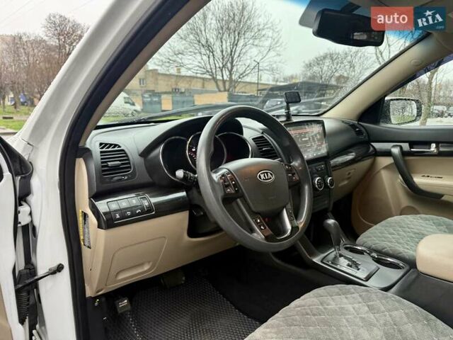 Білий Кіа Соренто, об'ємом двигуна 2.4 л та пробігом 327 тис. км за 9999 $, фото 29 на Automoto.ua