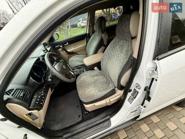 Білий Кіа Соренто, об'ємом двигуна 2.4 л та пробігом 327 тис. км за 9999 $, фото 30 на Automoto.ua