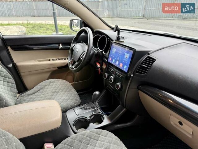 Белый Киа Соренто, объемом двигателя 2.4 л и пробегом 331 тыс. км за 9999 $, фото 46 на Automoto.ua