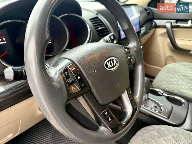 Белый Киа Соренто, объемом двигателя 2.4 л и пробегом 331 тыс. км за 9999 $, фото 33 на Automoto.ua