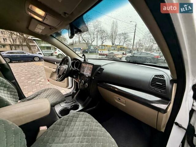 Білий Кіа Соренто, об'ємом двигуна 2.4 л та пробігом 327 тис. км за 9999 $, фото 42 на Automoto.ua
