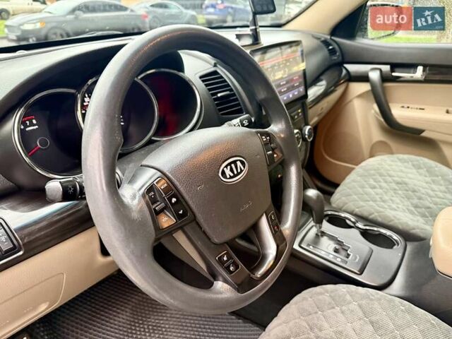 Білий Кіа Соренто, об'ємом двигуна 2.4 л та пробігом 327 тис. км за 9999 $, фото 33 на Automoto.ua