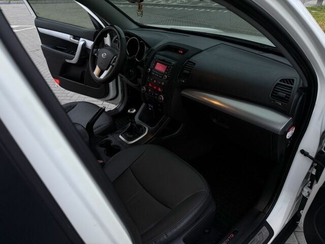 Белый Киа Соренто, объемом двигателя 2.2 л и пробегом 137 тыс. км за 11800 $, фото 10 на Automoto.ua