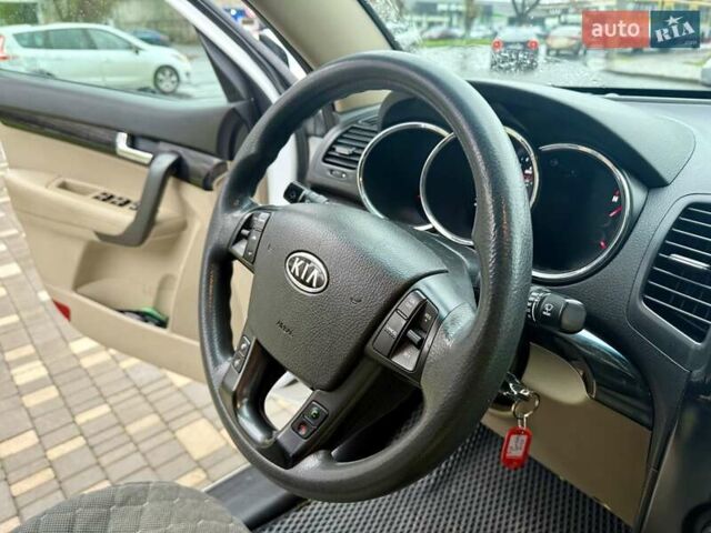 Білий Кіа Соренто, об'ємом двигуна 2.4 л та пробігом 327 тис. км за 9999 $, фото 44 на Automoto.ua