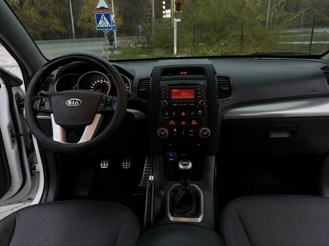 Белый Киа Соренто, объемом двигателя 2.2 л и пробегом 137 тыс. км за 11800 $, фото 9 на Automoto.ua