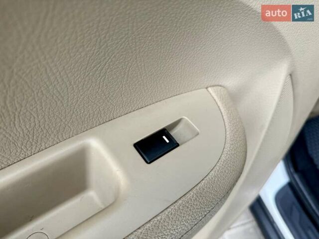 Белый Киа Соренто, объемом двигателя 2.4 л и пробегом 331 тыс. км за 9999 $, фото 61 на Automoto.ua