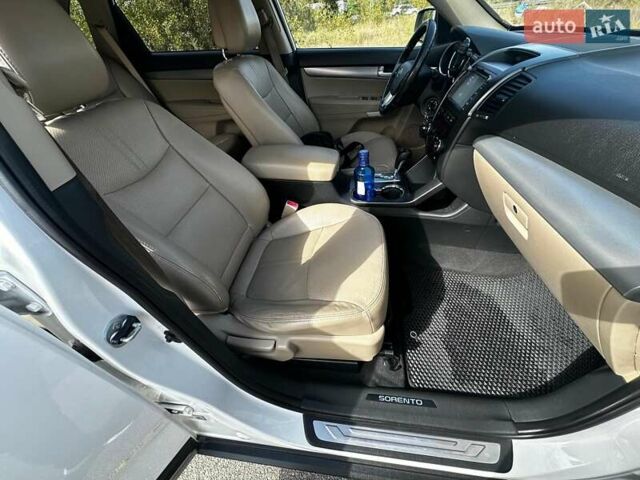 Білий Кіа Соренто, об'ємом двигуна 2.36 л та пробігом 162 тис. км за 15000 $, фото 27 на Automoto.ua